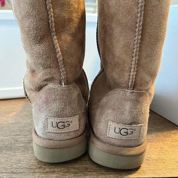 WOMEN’S UGG SHORT BOOTS - Picture 2 of 8
